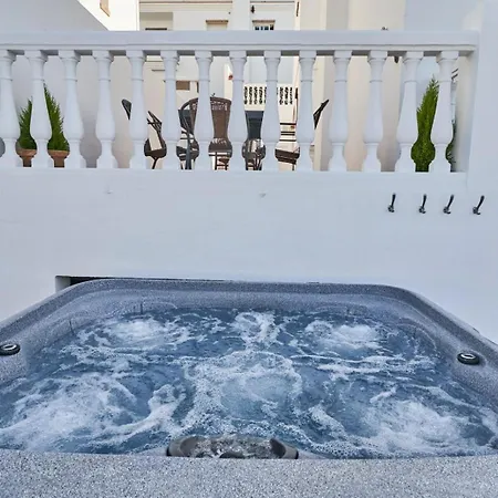 Pura - Private Jacuzzi & Heated Pool Holiday home *