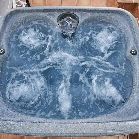 Pura - Private Jacuzzi & Heated Pool Holiday home *